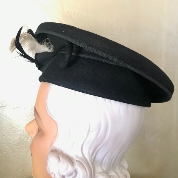 CHIC 1940s BLACK FELT HAT WITH INTRICATE GROSGRAIN AND BUTTERFLY FEATHER TRIM main image 12